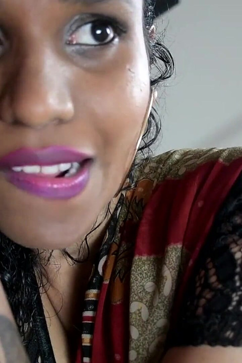 Büyük götlü azgın Hintli orta yaşlı seksi kadın akıllara durgunluk veren oral seks yapıyor ve sikiliyor