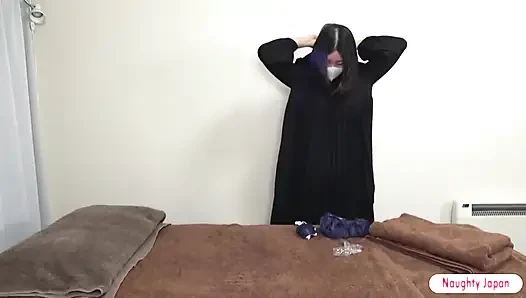 Güzel bekar üvey anne sabah bırakmadan sonra ziyaret yapıyor, sessiz şıklığı ve yorgun bir cazibeyi taşıyor 1.