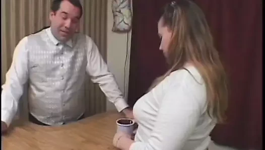 Dövmeli chubbette oteldeki resepsiyonu yönetme işini almak istiyor