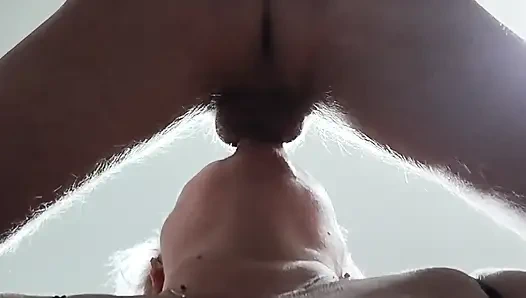 Yarak emiyor ve ağzıma boşalıyorum