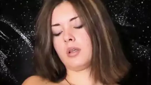 Busty doğal güzellik şeritler ve parmaklar kendini