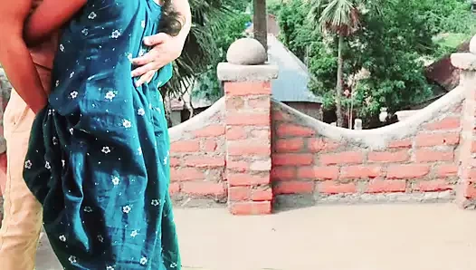 Açık havada göğüslere bastırıyor