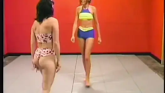 Olgun esmerler ıslak lezbiyen sidik oynuyor çılgın