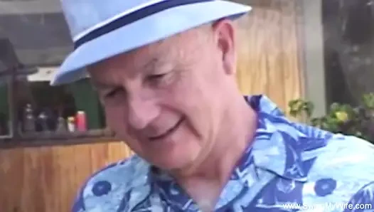 Karımla eğlenmek ve zevk için sallanmak