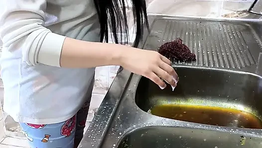 Suudi adam mutfakta Arap hizmetçiyi sikiyor