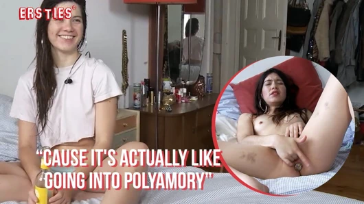 Ersties - Julia W kendini parmaklamadan önce göt tıkacı sokuyor