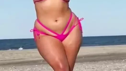 Ella halikas için başka bir top boşaltma bikini boşalmak banyo