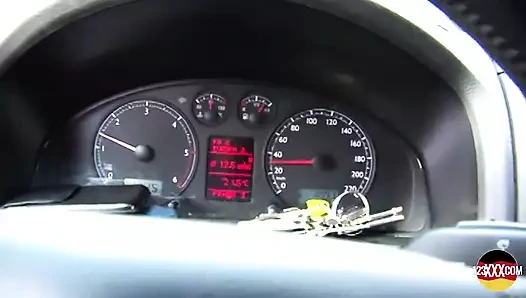 Ateşli sarışın bir sürtüğün ıslak amcığıyla taksi ücretini ödemesi gerekiyor