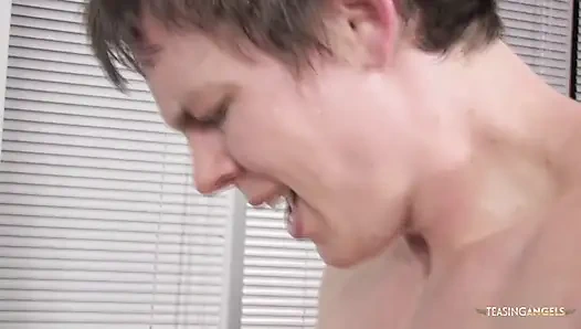 Göbek piercingli esmer kadının içine büyük bir yarak alıyor