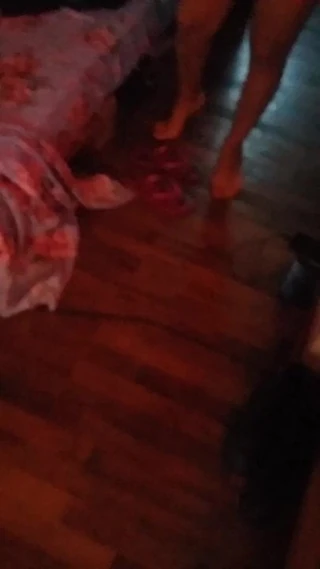 Espiada cambiandose