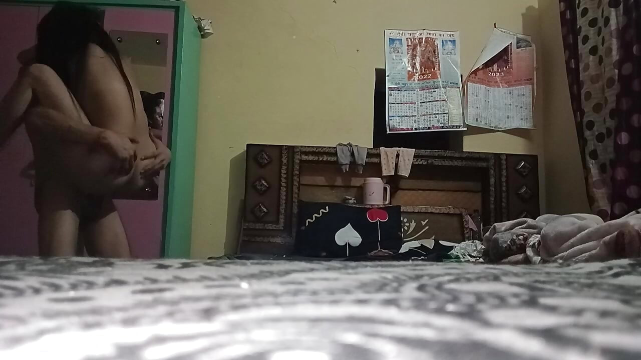 Yenge ayakta pozisyonunda ve ters kovboy kız tarzında sert sikiliyor - sert, sert seks