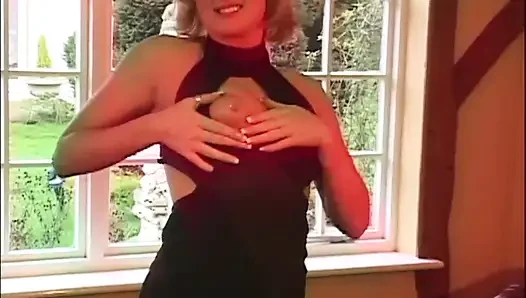 Sarışın orta yaşlı seksi kadın bilardo masasında anal sikiliyor ve ağzına boşalıyor