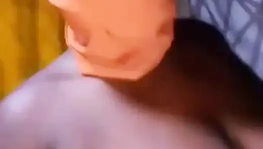 Afrikalı amatör köyde soyunuyor