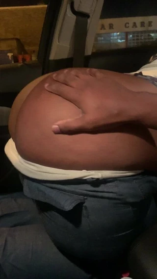 Arabaya binmek istedi... o yüzden biraz kıç görmeme izin verdi...