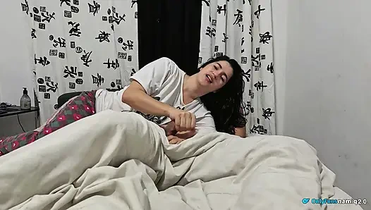 Üvey kız kardeşim yatakta bana yardım ediyor, böylece dinlenebiliyorum!