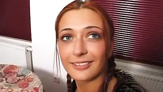 Harika kızıl saçlı yarak emiyor