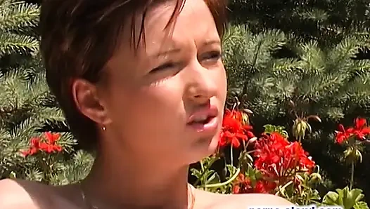 Yalnız kız açık havada