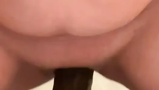 Kız yapay penise biniyor