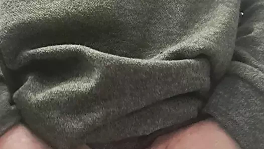 Orta yaşlı seksi kadın vücudunu açıyor ve kıllı amcığını çıkarıyor