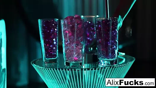 Busty alix bir popo fişi ile sıcak bir banyo alır