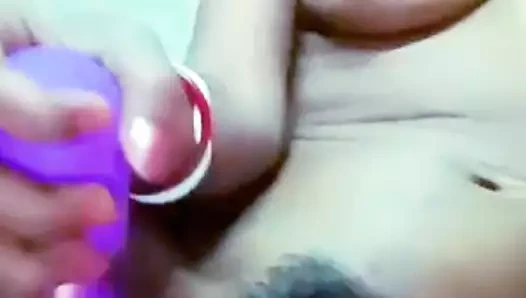Hintli azgın ev hanımı orgasam sulu amcığını büyük vibratör dildoyla fışkırtıyor