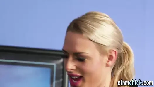 Giyinik femdom bebek sürmek çük