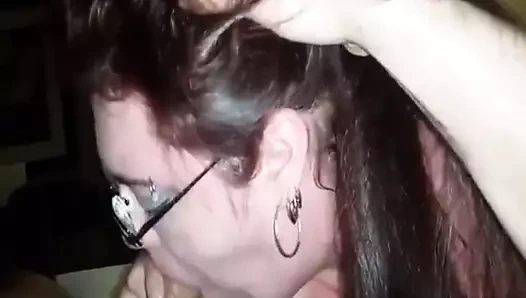 İri güzel kadın genç erkek avcısı yarak emiyor