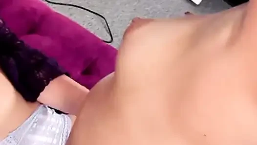 Hatun lezbiyen arkadaşının yüzüne amını oturuyor ve biniyor