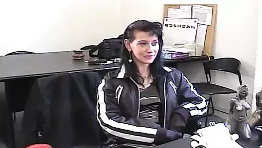 Koyu saçlı Fransız piliç aynı anda iki sert yarağı memnun ediyor