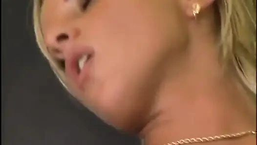 Sarışın amcıkta sert bir yarak uzun fışkırtarak boşalıyor