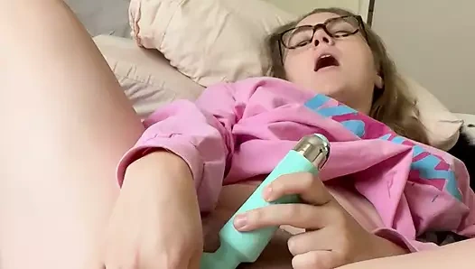 Genç amcık kremsi orgazm olana kadar mastürbasyon yapıyor