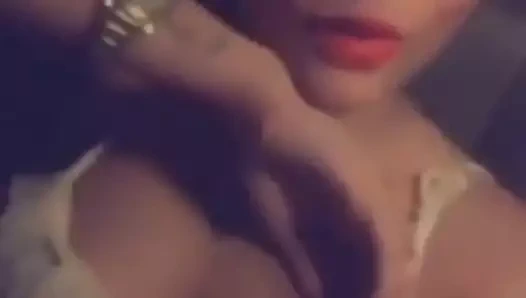 göğüsler gösteriliyor