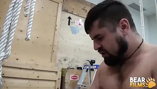 Bearfilms inked bottom sammy clover guermica'nın azgın yarağı tarafından sikiliyor