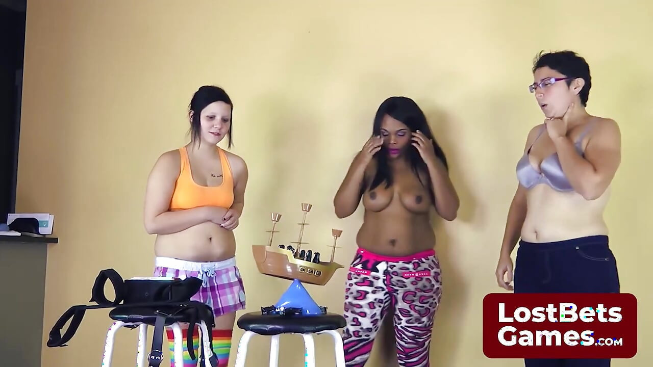 Striptiz korsan penguenleri kazıkları yüksek
