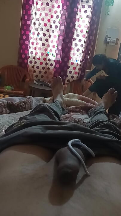 Ateşli Hintli kadın komşusunu emiyor ve yarağının kıllarını kesiyor
