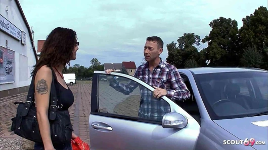 Büyük doğal memeli olgun anne ona yardım için bir oğlanla sikişiyor