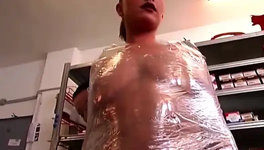 Plastik sarılmış sürtük parlak filmle genişliyor