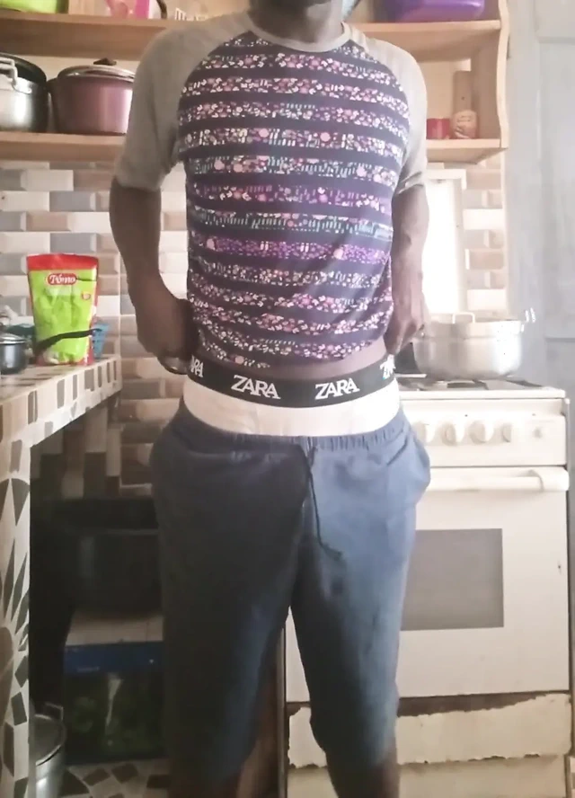 Kalın döllerim çok fazla kuvvetle boşalana kadar öfkeli bir şekilde mastürbasyon yaptım.