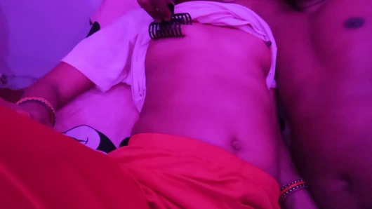 Ateşli Hintli desi kız üvey kız kardeş yatak odasında makaslıyor