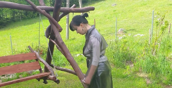 Salıncakta naylon çorapla götümü sikiyorum