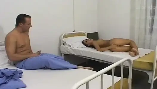 Baştan çıkarıcı koyu saçlı fahişe hastanede sikiliyor