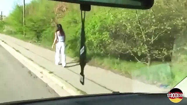 Parkta piknik yaptıktan sonra, azgın kızıl saçlı sürtük sert bir yarağa biniyor