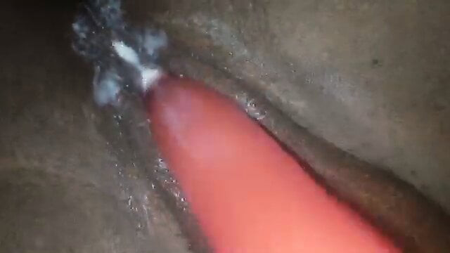 Sulu kedi creaming üzerinde bir yapay penis