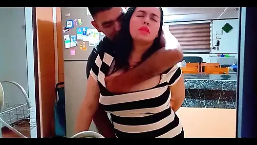 Ben bulaşık yıkarken üvey oğlumun arkadaşı beni sikmeye geldi