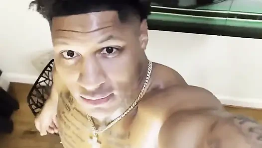 Sikimi sıvazlıyorum