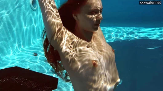 Flört eden sıkı mükemmel bebek yüzme jimnastiği