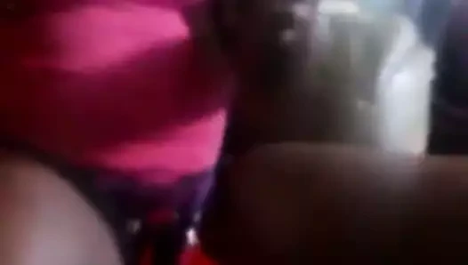 strapon giyen siyah kadın