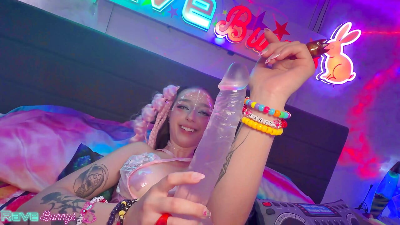 Brian Scarlett'i dölle dolduruyor ve glowsticks çoraplarını yakıyor!