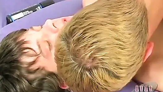 Corey ve Ryan profesyoneller gibi sikişiyor