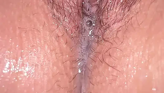 Karımın amcığı sırılsıklam ve ağzıma boşalana kadar tüm sularını yalıyorum ve yiyorum! Bundan daha ıslak bir amcık görmedin!